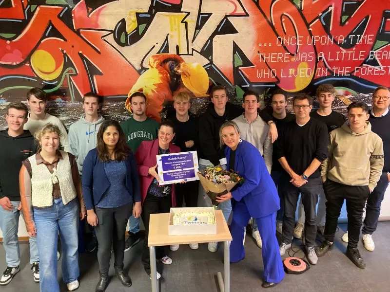 Taart, bloemen en de eTwinning prijs voor MBO Rijn IJssel voor de studenten en Tineke Bronkhorst.