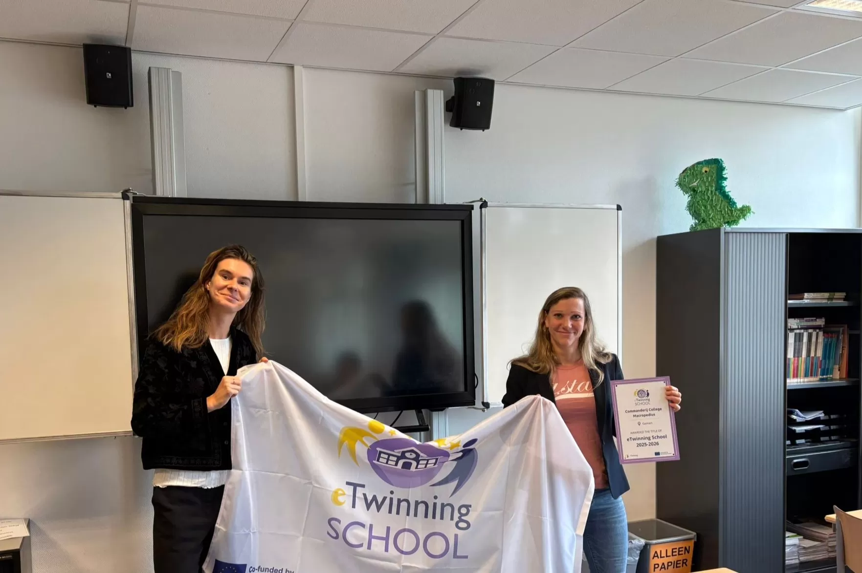 Ambassadeur Debby ontvangt eTwinning School Label