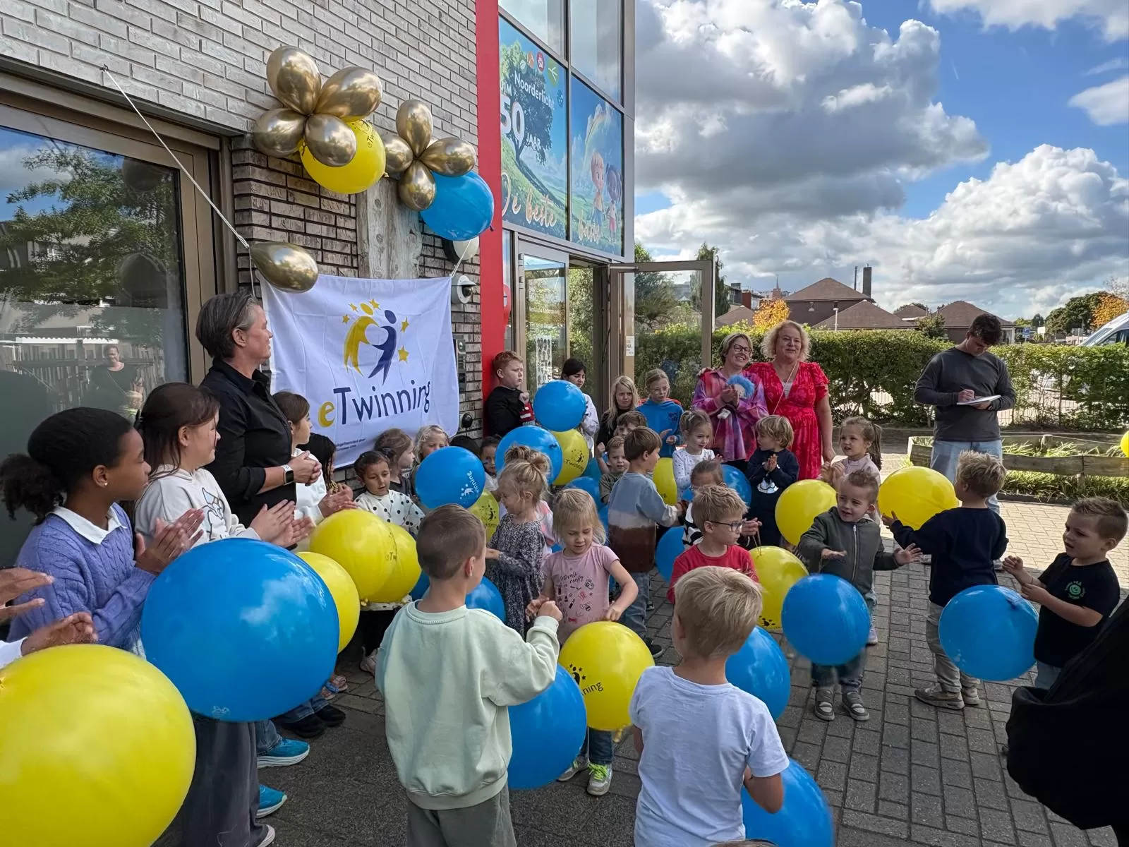 Kinderen en eTwinning ballonnen voor de uitreiking van eTwinning School Label
